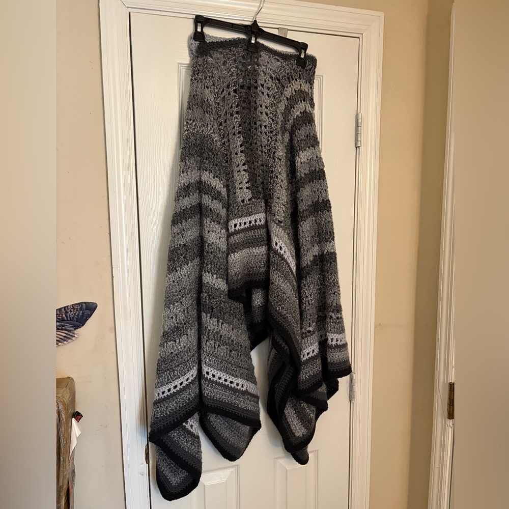 HANDMADE WOOL Grey and black striped crochet woven poncho ONE SIZE ( 1X - 6X ) - Picture 3 of 7